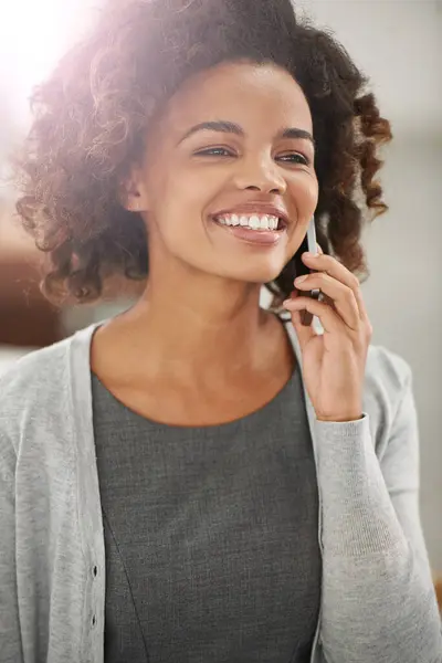 Černá Žena Kancelář Šťastný Telefonát Jako Zaměstnanec Pracovní Přestávce Pro — Stock fotografie