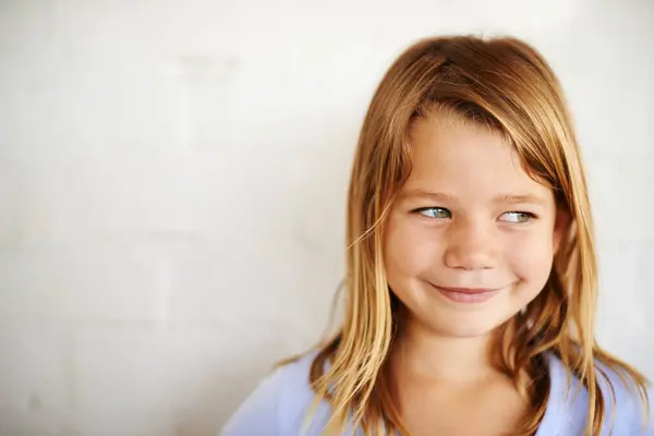 Barn Tenkning Eller Jente Smiler Idé Planlegging Eller Brainstorming Huset – stockfoto