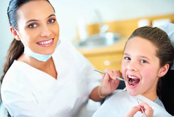 牙科医生和儿童清洁 牙齿美白和健康的工具 诊所和肖像 牙科以及带镜子和检查口腔卫生 口腔保健或医疗服务的妇女和女童 — 图库照片