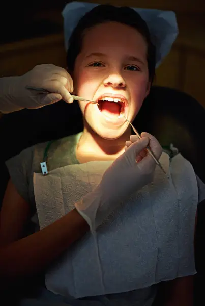 Tandspegel Händer Eller Flicka Ansikte Med Tandläkare För Mun Examen — Stockfoto