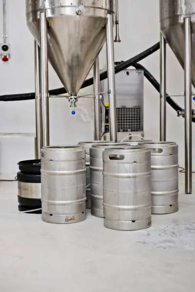 啤酒厂的钢罐 铁桶和啤酒生产 配有加工设备 工厂设备和工艺饮料储存设备 金属容器和工业机器 酿造系统和制造 — 图库照片