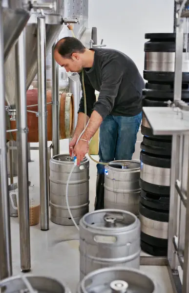 Pivovar Muž Potrubí Nádrži Výrobou Pro Řemeslné Pivo Alkohol Výrobní — Stock fotografie