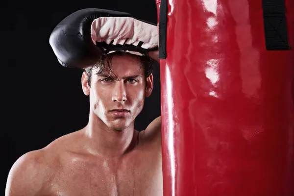 Boxer Suor Retrato Homem Estúdio Com Saco Perfuração Para Treino — Fotografia de Stock