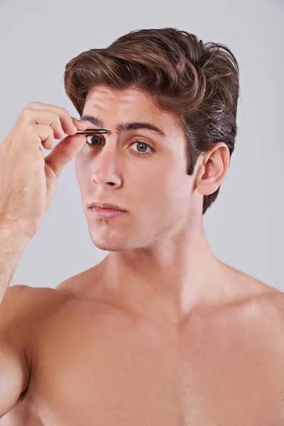 Pinça Sobrancelha Homem Fundo Cinza Para Beleza Depilação Tratamento Facial — Fotografia de Stock