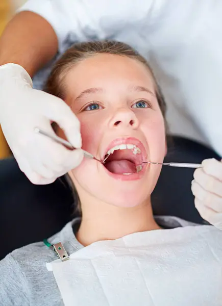 Meisje Kind Mond Inspectie Bij Tandarts Voor Gezondheidszorg Met Tandheelkundige — Stockfoto