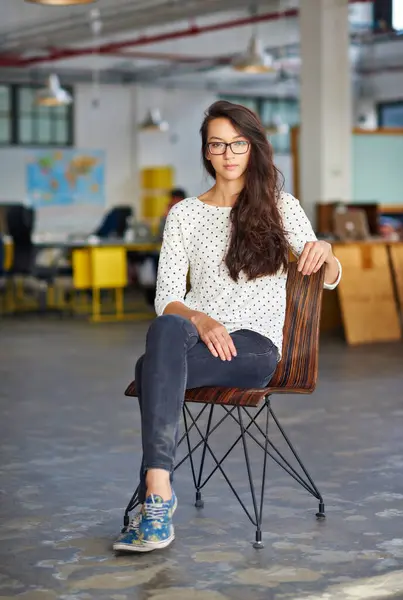 Biznes Kobieta Portret Ufnością Biurze Dla Kreatywnego Stażu Relaks Startup — Zdjęcie stockowe