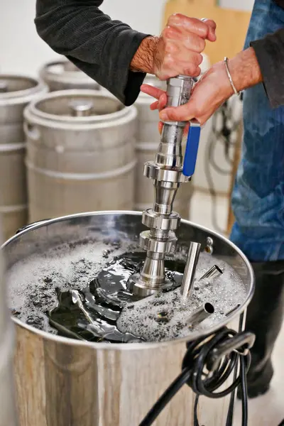 Пивоварня Людина Руки Контейнері Заводі Чищення Труб Виробничих Інструментів Або — стокове фото