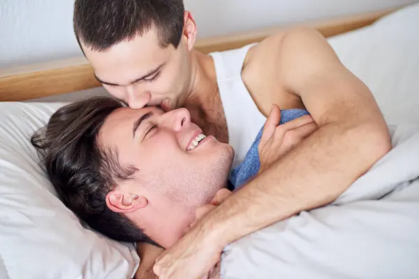 Glückliches Schwules Paar Und Bett Mit Kuss Entspannung Für Liebe — Stockfoto