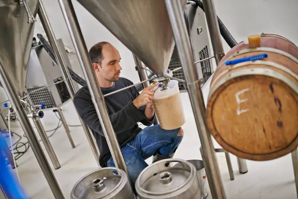 Brouwerij Mens Container Machine Met Ambachtelijk Bier Voor Monster Alcoholtest — Stockfoto