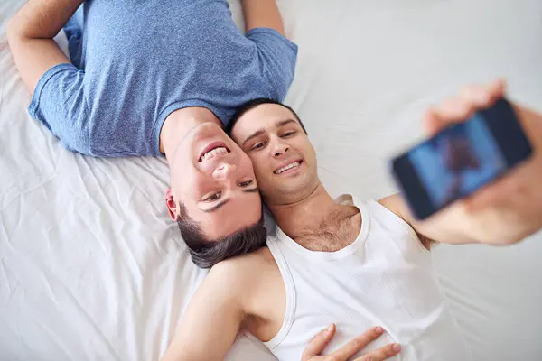 Telefonbildschirm Selfie Und Schwules Paar Bett Mit Gedächtnis Liebe Oder — Stockfoto