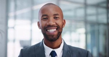 Ofiste gülümseyen profesyonel ve Afrikalı bir adam. Şirket çalışanı ve çalışanı. İş yeri, muhasebeci ve iş hayatına veya işe yatırım yapmaktan mutluluk duyan erkek..
