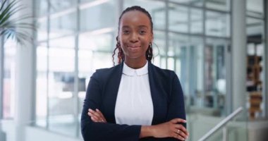 Portre, ofiste gülümseyen profesyonel ve siyah kadın, şirket çalışanı ve çalışanı. İş yeri, muhasebeci ve iş hayatına yatırım yapmaktan mutluluk duyan kadın..