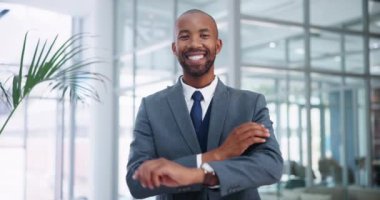 Portre, ofiste gülümseyen profesyonel ve siyah adam, şirket çalışanı ve çalışanı. İş yeri, muhasebeci ve iş hayatına yatırım yapmaktan mutluluk duyan Afrikalı erkek..