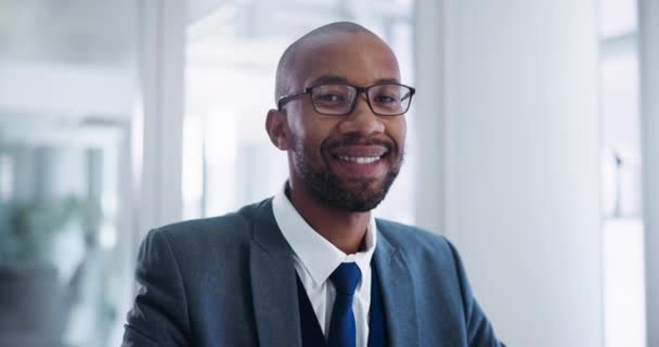 在办公室里面带微笑的形象 黑人男子和工作机会 以及面试 公司生涯或晋升的快乐 男性个人 工作场所以及对公司管理职位的信心 — 图库视频影像