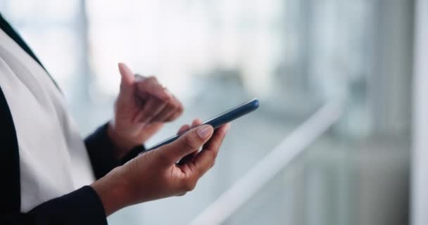 Digitação Mãos Negócios Com Smartphone Pessoa Conexão Com Notícias Line — Vídeo de Stock