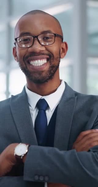 Πρόσωπο Γυαλιά Και Χέρια Σταυρωμένα Από Επιχειρηματία Που Γελάει Στο — Αρχείο Βίντεο