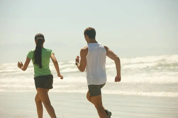 Rücken Strand Und Laufen Zweit Fitness Und Sommer Mit Wellness Stockfoto