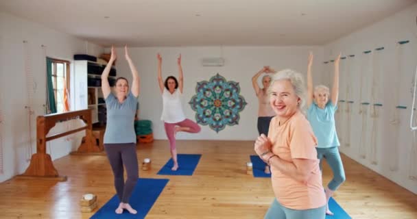 Femme Âgée Coach Étirement Avec Cours Yoga Pour Zen Bien — Video