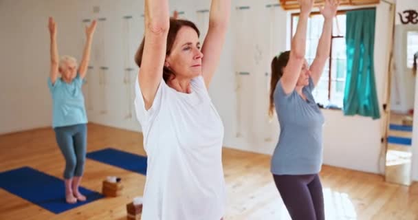 Femme Âgée Yoga Étirement Avec Zen Pour Bien Être Spirituel — Video