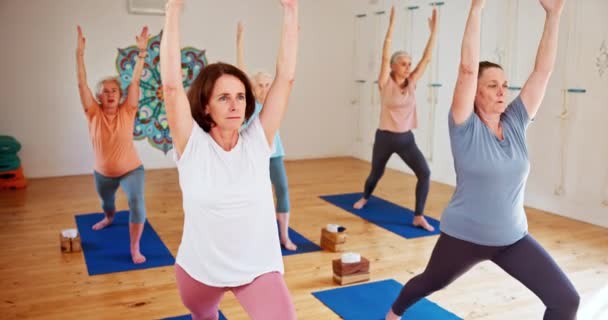Femme Mûre Cours Yoga Tapis Avec Entraîneur Pour Bien Être — Video