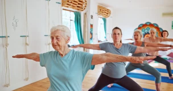 Ältere Frau Yoga Und Stretching Mit Klasse Für Spirituelles Wohlbefinden — Stockvideo