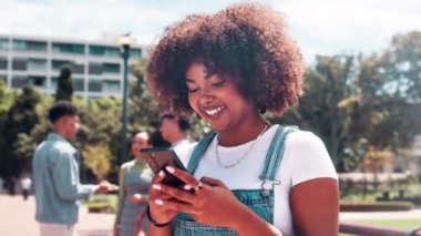 Siyahi kadın, öğrenci ve afro, üniversitede sosyal medya, iletişim ya da ağ kurmak için telefon kullanıyor. Çevrimiçi sohbet için cep telefonunda gülümseyen mutlu Afrikalı ya da kadın kişi.
