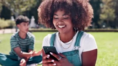 Siyahi kadın, öğrenci ve sosyal medya, iletişim ya da açık hava parkında ağ kurmak için telefonla gülüyorlar. Çevrimiçi sohbet için afro, gülümsemeli ya da cep telefonlu Afrikalı kadın..