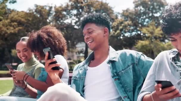 Telepon Bahagia Dan Teman Teman Tertawa Taman Universitas Untuk Media — Stok Video