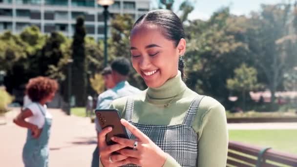 Gelukkige Vrouw Student Lachen Met Telefoon Universiteit Voor Sociale Media — Stockvideo