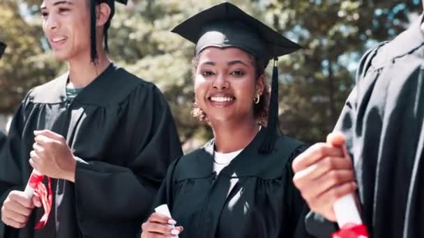 在教育 资格或未来的仪式上 拥有证书的快乐女性 学生和毕业生 在户外笑着获得文凭 论文或学位的年轻女性或毕业生的画像 — 图库视频影像