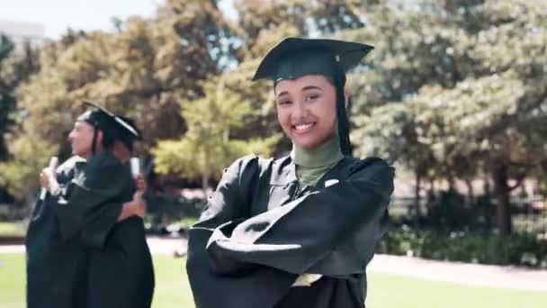 Šťastná Žena Studentka Absolventka Certifikátem Přírodě Pro Vzdělávání Kvalifikaci Nebo — Stock video