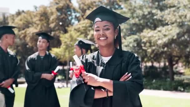 証明書 教育または資格のために自然に自信を持って幸せな女性 自信を持った女性の肖像画 または公園での卒業証書や学位のために笑顔で卒業 — ストック動画
