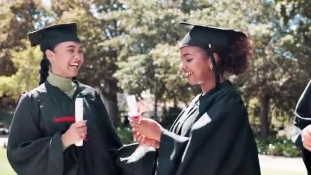 Lycklig Kvinna Studenter Och Examen Med Vänner För Att Fira — Stockvideo