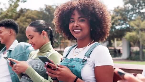 Telefon Przyjaciele Twarz Kobiety Parku Uniwersytecie Portalach Społecznościowych Networking Lub — Wideo stockowe