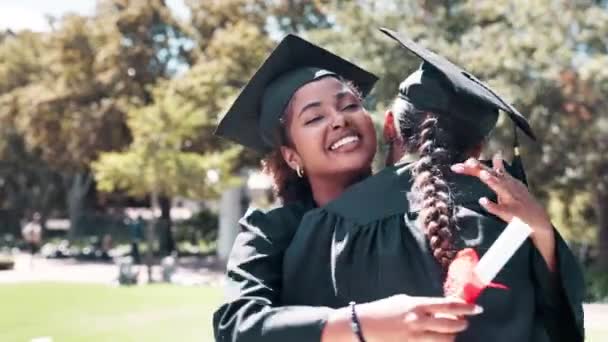 快乐的女性 学生和毕业生 拥抱在一起 以获得证书 教育或资质 在室外公园 带着微笑的女性个人或毕业生在拥抱中寻求支持 文凭或学位 — 图库视频影像