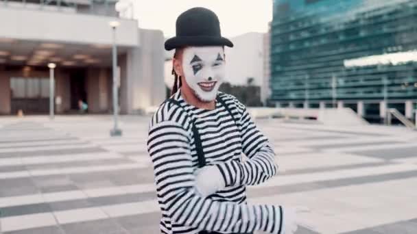 Şehir Duygu Pandomimcinin Yüzü Komik Şaka Espri Kollarını Kavuşturmuş Çılgın — Stok video