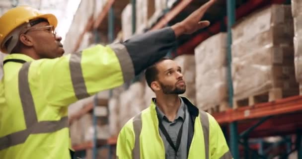 Logistique Homme Gestionnaire Entrepôt Pointant Parler Planifier Inspection Pour Sécurité — Video