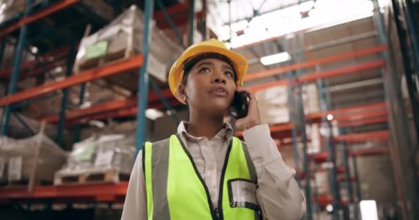 Industriële Fabriek Gefrustreerde Vrouw Met Telefoongesprek Probleem Boos Van Logistieke — Stockvideo