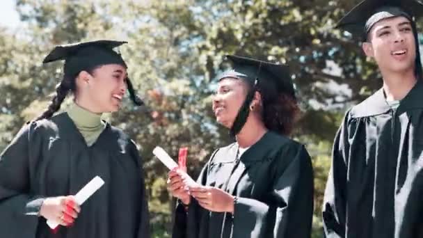 Šťastní Studenti Promoce Oslavy Přáteli Přírodě Pro Úspěch Vzdělání Nebo — Stock video