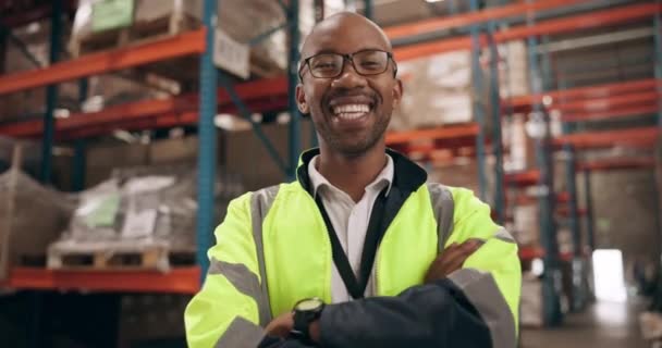 Zwarte Man Portret Armen Gekruist Distributiecentrum Supply Chain Blij Met — Stockvideo