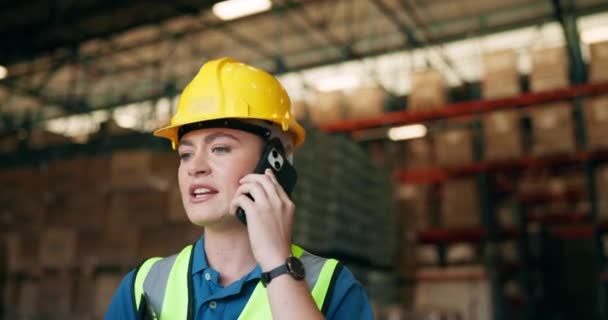 Industriële Magazijn Vrouw Met Telefoongesprek Probleem Boos Van Logistieke Scheepvaart — Stockvideo