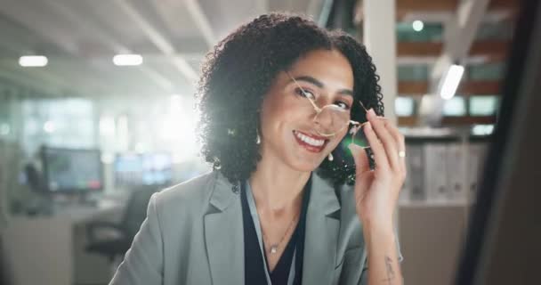 Obchodní Žena Tvář Úsměv Public Relations Kanceláři Důvěrou Brýlemi Společnost — Stock video