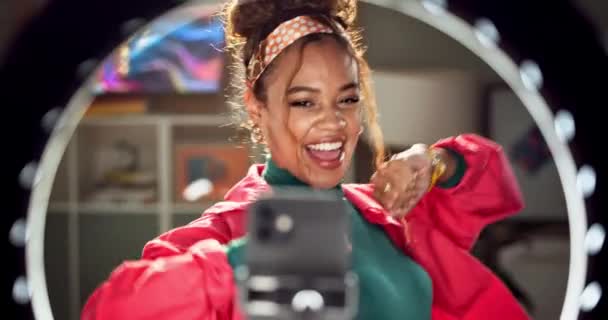 Influenciador Feliz Mulher Dançam Com Telefone Para Transmissão Vivo Nas — Vídeo de Stock