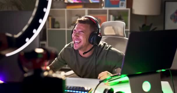 Homem Feliz Laptop Ganhar Com Celebração Esports Para Jogos Competição — Vídeo de Stock