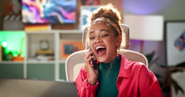 Šťastná Žena Smějící Notebook Telefonem Pro Konverzaci Komunikaci Nebo Vytváření — Stock video