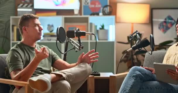Mutlu Insanlar Stüdyodaki Tartışma Kariyer Haberleri Için Sohbet Podcast Kadın — Stok video