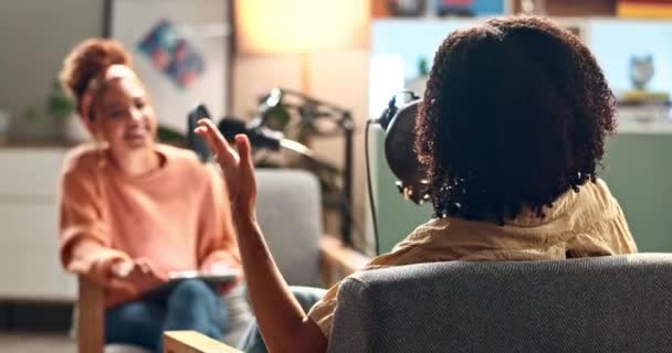 Mujer Feliz Entrevista Podcast Con Celebridad Reunión Para Discusión Conversación — Vídeos de Stock