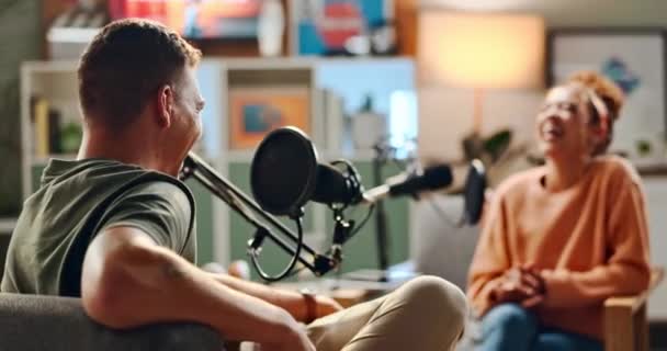 Radyo Kadın Erkek Stüdyoda Gülme Komedi Komik Fıkralarla Röportaj Yaratıcı — Stok video
