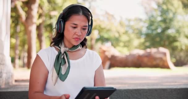 Wanita Tablet Atau Headphone Dalam Audio Streaming Atau Podcast Pada — Stok Video