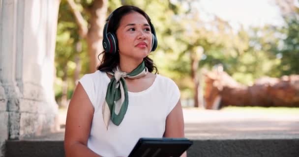 Wanita Tablet Atau Headphone Sebagai Musik Inspirasi Atau Ide Dari — Stok Video